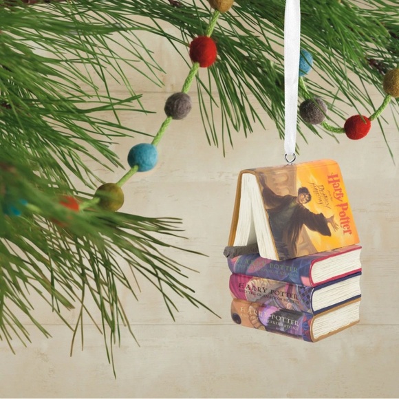 Hallmark Harry Potter Stacked Books & Wand Collectible Tree Ornament - Brand New - Picture 4 of 7